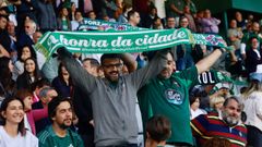 Aficionados del Racing con sus bufandas en un partido de este curso en A Malata. 