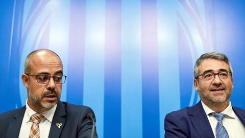 El consejero de Interior catal�n, Miquel Buch, (a la izquierda)  con el ya exdirector de los Mossos, Andreu Mart�nez