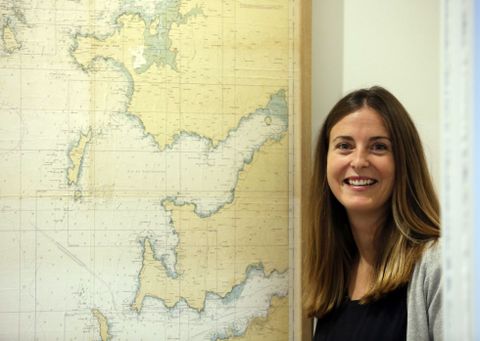 Anah Otero en su residencia madrilea junto a una antigua carta nutica de las Ras Baixas.<span lang= gl > </span>