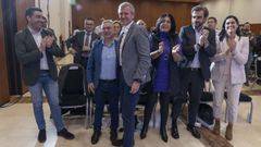 Alfonso Rueda�saluda a Luis Menor, presidente del PP de Ourense, en presencia�de los otros presidentes provinciales: Lu�s L�pez (Pontevedra), Elena Candia (Lugo) y Diego Calvo (A Coru�a) y de la secretaria general del PPdeG, Paula Prado.
