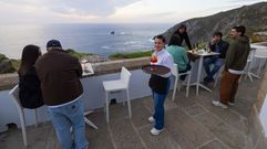 Visitantes en la terraza del Sem&aacute;foro de Fisterra
