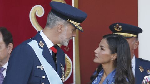 El rey Felipe VI y la reina Letizia, tras su llegada este jueves al desfile militar del 12 de octubre