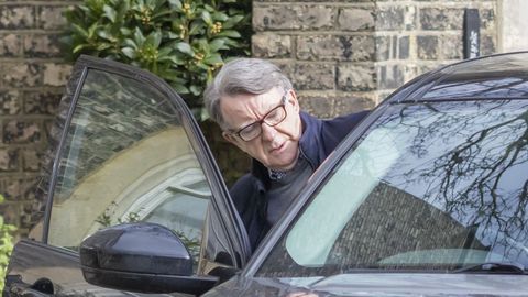 Peter Mandelson abandonando su domicilio en una imagen tomada la semana pasada