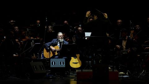 El msico Gustavo Santaolalla durante una actuacin