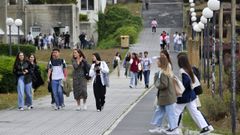 Universitarios en el campus de Elvia, de la Universidade da Corua, a inicios de este curso.