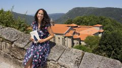 La escritora Mar�a Oru�a junto al monasterio de Santo Estevo de Ribas de Sil, donde est� ambientada su novela �El bosque de los cuatro vientos�