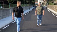 El alcalde de Negreira, Manuel �ngel Leis, (a la derecha) visita uno de los viales acondicionados en el municipio.