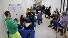 Docentes que protagonizan el encierro reivindicativo, esta tarde, en el IES Valle Incln de Pontevedra