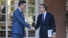 El presidente Pedro S�nchez y el l�der de la oposici�n, Alberto N��ez Feijoo, en la reuni�n que mantuvieron  en la Moncloa