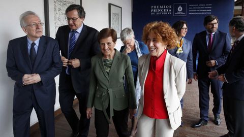 Carmen Iglesias (c), Adela Cortina (2i) y Juan Pablo Fusi (i), entre otros miembros del jurado del Premio Princesa de Asturias de las Ciencias Sociales 2018, al inició de las deliberaciones del galardón, cuyo ganador se dará a conocer mañana en Oviedo.