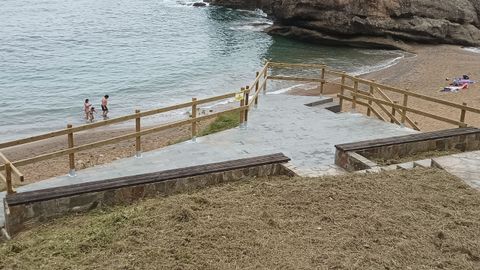 Barandillas renovadas en la playa de Esta�o (Gij�n).