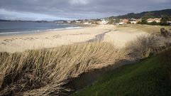 Estado actual del r�o que desemboca en la playa de Areas, con el curso fluvial alterado por los temporales del invierno