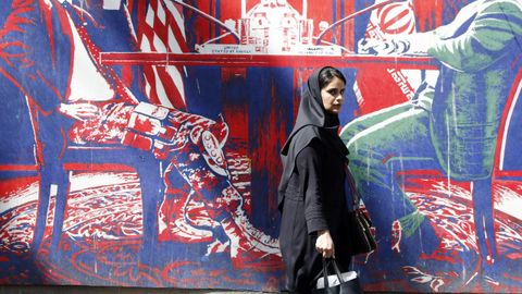 Una mujer iran� pasea por Teher�n