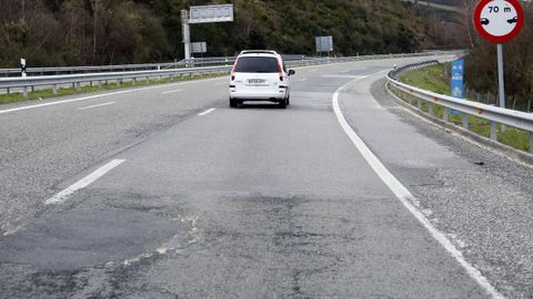 Subida de O Cereixal, con el carril derecho destrozado