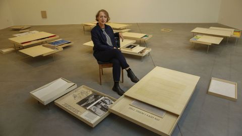 La artista portuguesa Fernanda Fragateiro, posando en la exposición de Didac