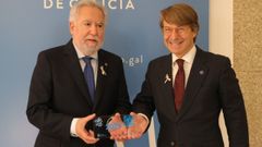 El presidente del Parlamento de Galicia, Miguel Santalices, junto al conselleiro de Facenda de la Xunta de Galicia, Miguel Corgos, este lunes