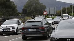 Varios vehculos a la entrada de Viveiro.