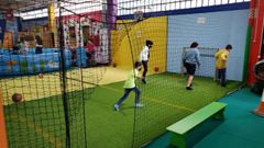 Ni�os de entre cinco y nueve a�os disfrutaron ayer de una fiesta de aniversario en el local City Kids de Carballo