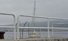 El yate frac�s, ayer, visto desde el muelle fisterr�n.