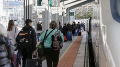 Imagen de archivo de pasajeron en los andenes de la estaci�n de Ourense