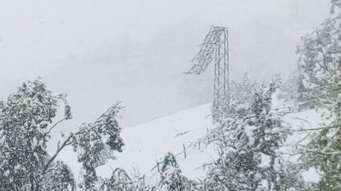 Una torre elctrica rota, en San Martn de Teverga