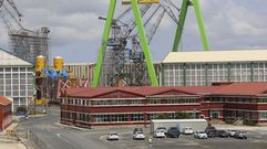 Estructuras para parques elicos construidas en el astillero de Navantia Fene, en foto de archivo