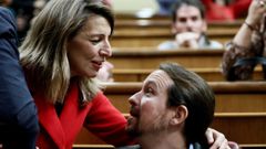 Yolanda Daz saludando a Pablo Iglesias en el Congreso, en enero del 2020