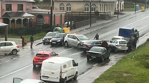 Un coche sal�a del aparcamiento y acab� colisionando con otro, que a su vez golpe� a un tercero que estaba estacionado, en As Neves
