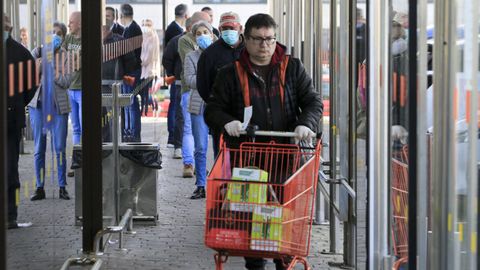 Colas de supermercado en Lugo durante el pasado mes de abril