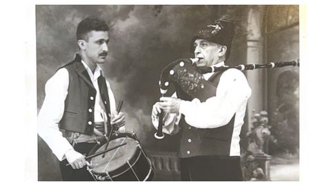 Faustino Santalices Prez toca a gaita co seu fillo Faustino Santalices Casademunt no tamboril.