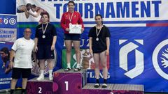 Ana Ferro, no alto do podio de menos de 76 quilogramos sub-20 do Torneo Internacional Italia Stallion de loita feminina.