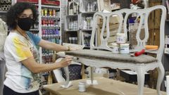 Pita, restaurando un banco en su tienda de decoraci�n y manualidades en la avenida de Oza.