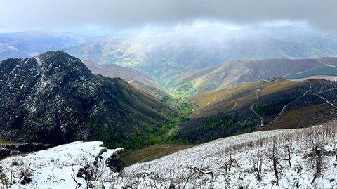 A neve no alto de Penaboa e o verde intenso das rboroes ao p da montaa