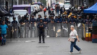 La Polic�a Nacional Bolivariana custodia una calle durante una manifestaci�n el pasado martes en Caracas.
