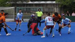 El capitn Anxo controla una pelota ante el acoso de los valencianos