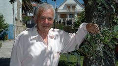 Imaxe de arquivo de Carlos Iglesias na horta da s�a casa.