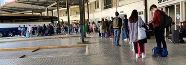 Colas en la estaci�n de buses de Lugo a primeras horas de la tarde del domingo