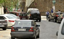 La plaza soporta una gran densidad de tr�fico, tanto de turismos como de buses y camiones. 