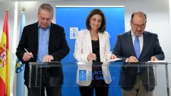 El conselleiro de Sanidade, Antonio Gmez Caamao, junto a la titular de Medio Ambiente, ngeles Vzquez, y el rector de la Universidade de Santiago, Antonio Lpez, durante la firma del convenio.