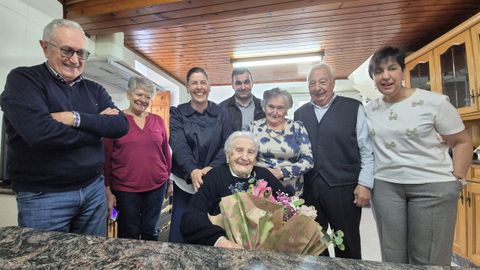 La alcaldesa cervense visit a la centenaria en su casa de Castelo