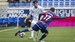 Altimira dando un pase ante la presi�n de un defensa del Huesca.