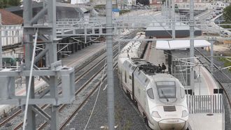Un Alvia en la estaci�n de Lugo, con la catenaria ya instalada y esperando a poner en marcha la electrificaci�n, que ayudar� a reducir los tiempos de viaje