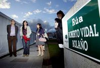 Ferrero, Quint�ns, Eir�s y el gaiteiro que interpret� el himno gallego, tras descubrir la placa.