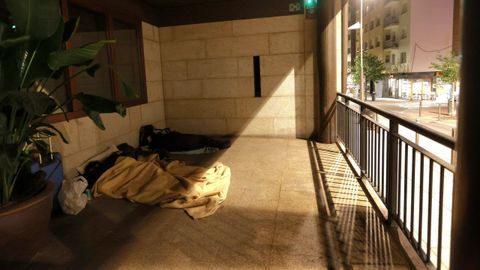 Varios indigentes, en una imagen del 2024, duermen en el soportal del Archivo de la Diputación, en la calle Padre Amoedo
