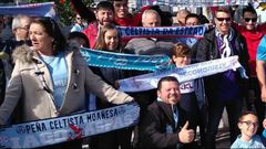 Mar�a Juncal,  a la izquierda de la imagen, posando con el resto de aficionados con la bufanda de la pe�a de su hijo