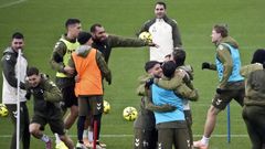 Jugadores del Celta, durante el entrenamiento previo al partido ante el Espanyol.