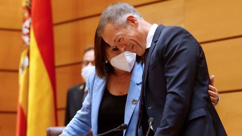 El presidente del Senado, el socialista Ander Gil, es felicitado por la vicepresidenta de la C�mara Alta, Cristina Narbona el d�a de su nombramiento