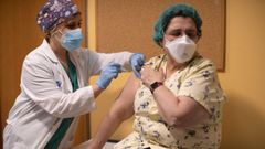Vacunaci�n de una sanitaria en Barcelona