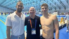 Bob Bowman, junto a Michael Phelps y Lon Marchand durante el Mundial de Fukuoka 2023