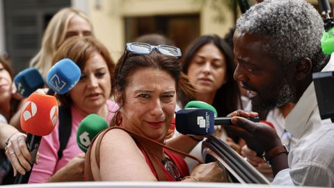 Leire Díez, saliendo de la sede del PSOE tras declarar ante la dirección del partido.